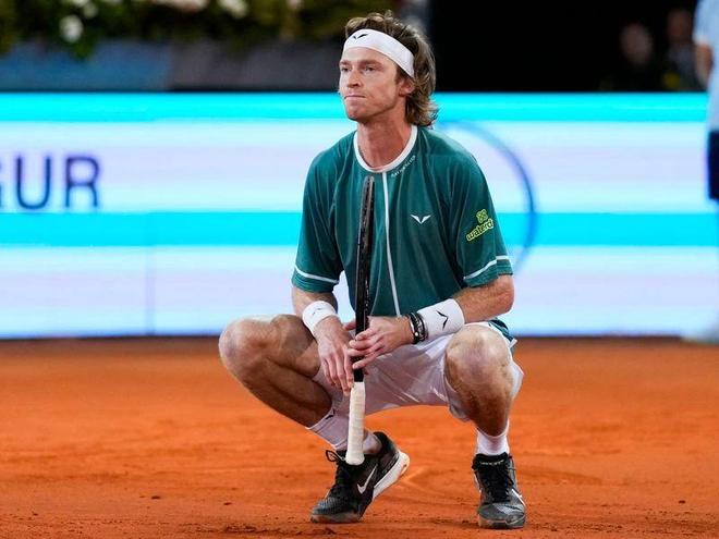 纳的后防线 纳的后防线